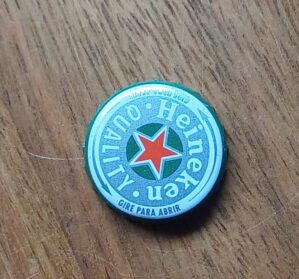 Embalagem tampinha cerveja Heineken estrela em preto e branco.