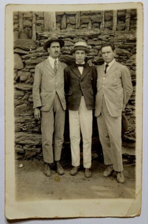Fotografia Antiga Decada 1920 30 Tres Homens Elegantes Frente A Parede De Pedra Identificados No Verso