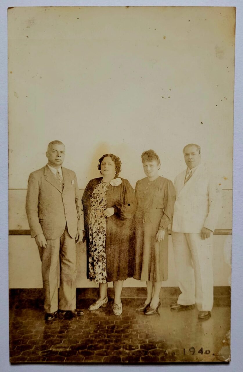 | Casa do Colecionador Fotografia Original De 1940 Casal Duplo Em Trajes Elegantes Registro Raro De Epoca