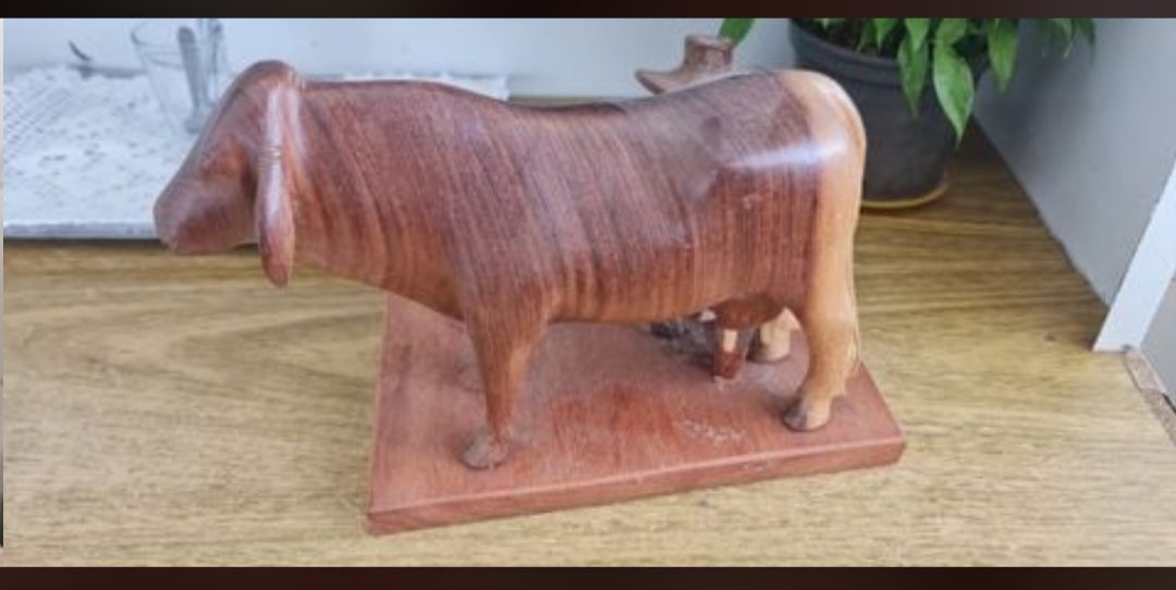 | Casa do Colecionador Escultura em madeira esculpida a mão " A Ordenha"