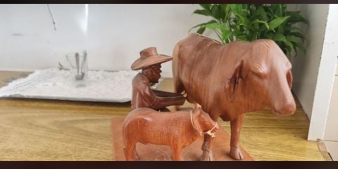 | Casa do Colecionador Escultura em madeira esculpida a mão " A Ordenha"