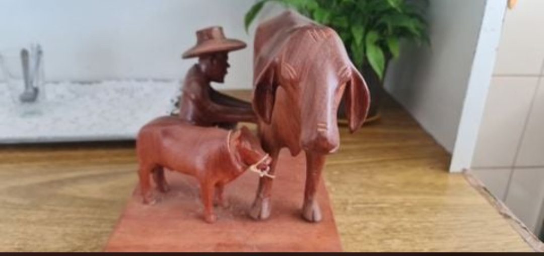 | Casa do Colecionador Escultura em madeira esculpida a mão " A Ordenha"