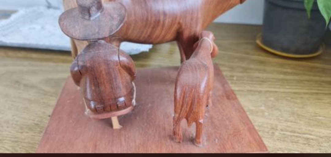 | Casa do Colecionador Escultura em madeira esculpida a mão " A Ordenha"