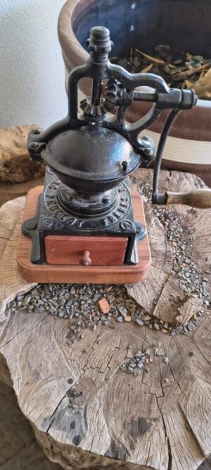 Raro moedor de café antigo marca Peugeot número 0