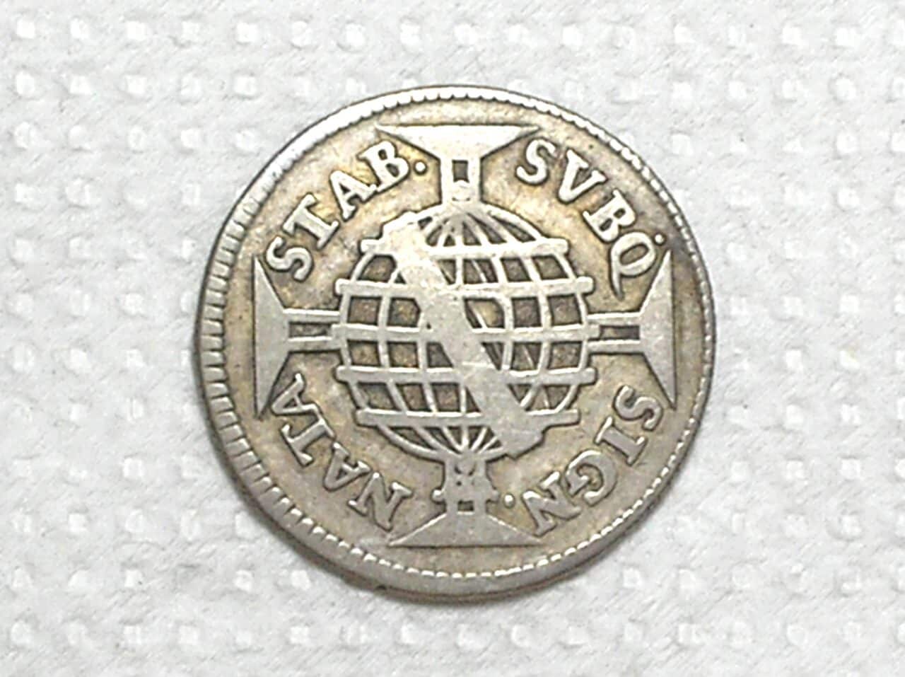 | Casa do Colecionador 160 Réis - 1749 / Cunhada para o Maranão - Sem Letra monetária R / Variante 2a / Prata / Escassa / Mbc/S / box100m