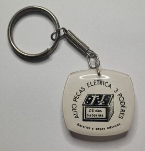 Chaveiro de Acrílico Antigo Publicitário — Auto Peças Elétrica 3 Podêres “Zé das Baterias” (Brasília / Taguatinga, DF)
