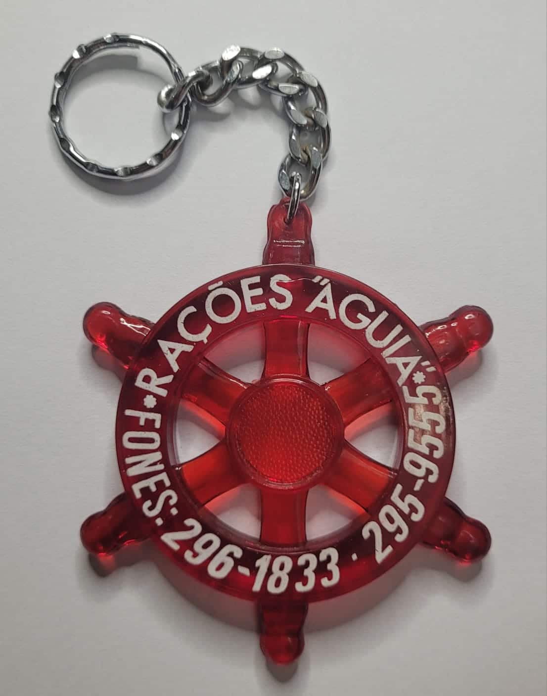 | Casa do Colecionador Chaveiro de Acrílico Antigo Publicitário — Rações Águia (Acrílico Vermelho em Formato de Leme, 8 cm)