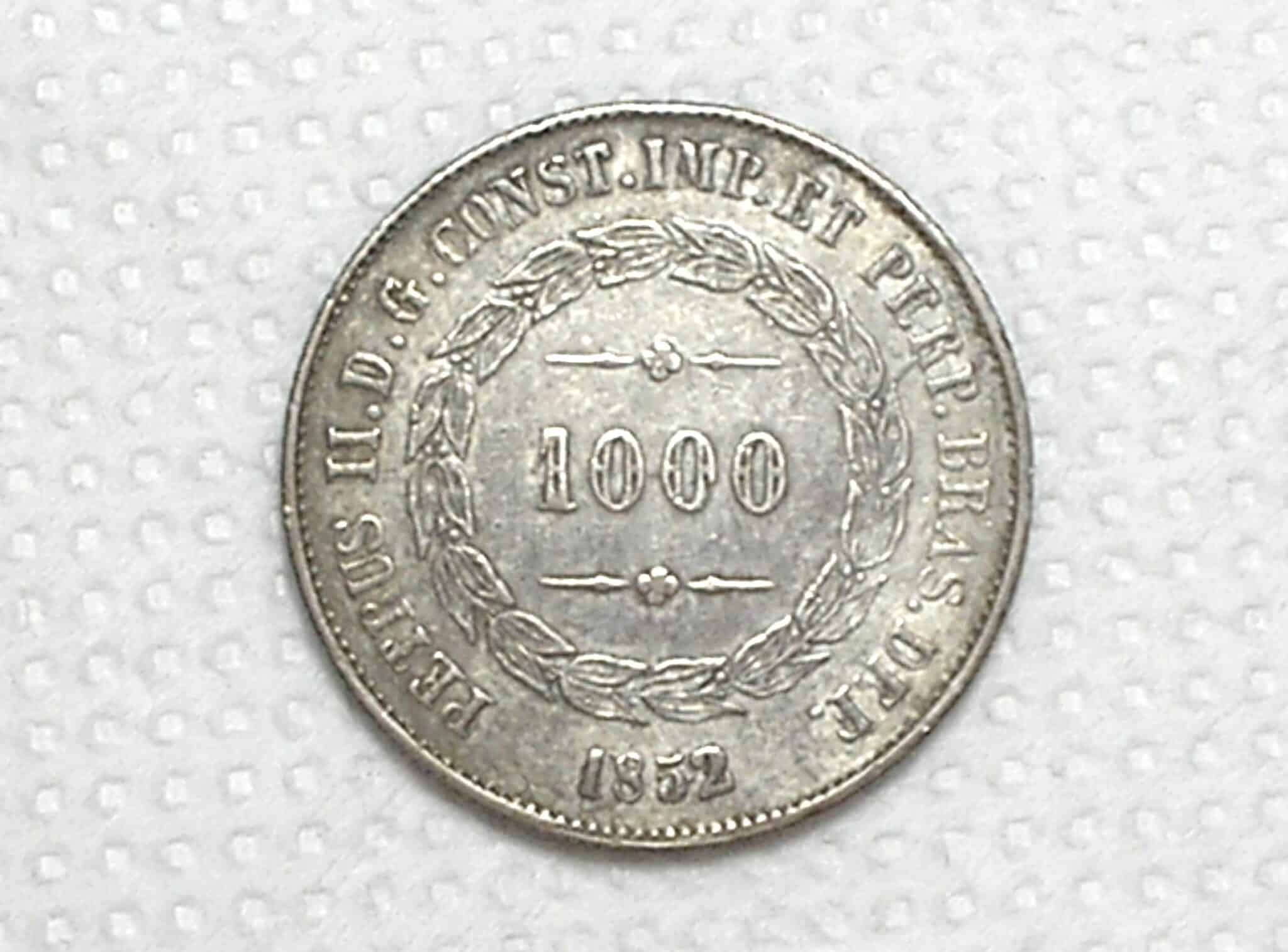 | Casa do Colecionador 1.000 Réis - 1852 / Cunho raso - Data nº 2 Largo - Catalogada pelo Vinícius / Império / Mbc/Sob / Prata / Cod.Alb
