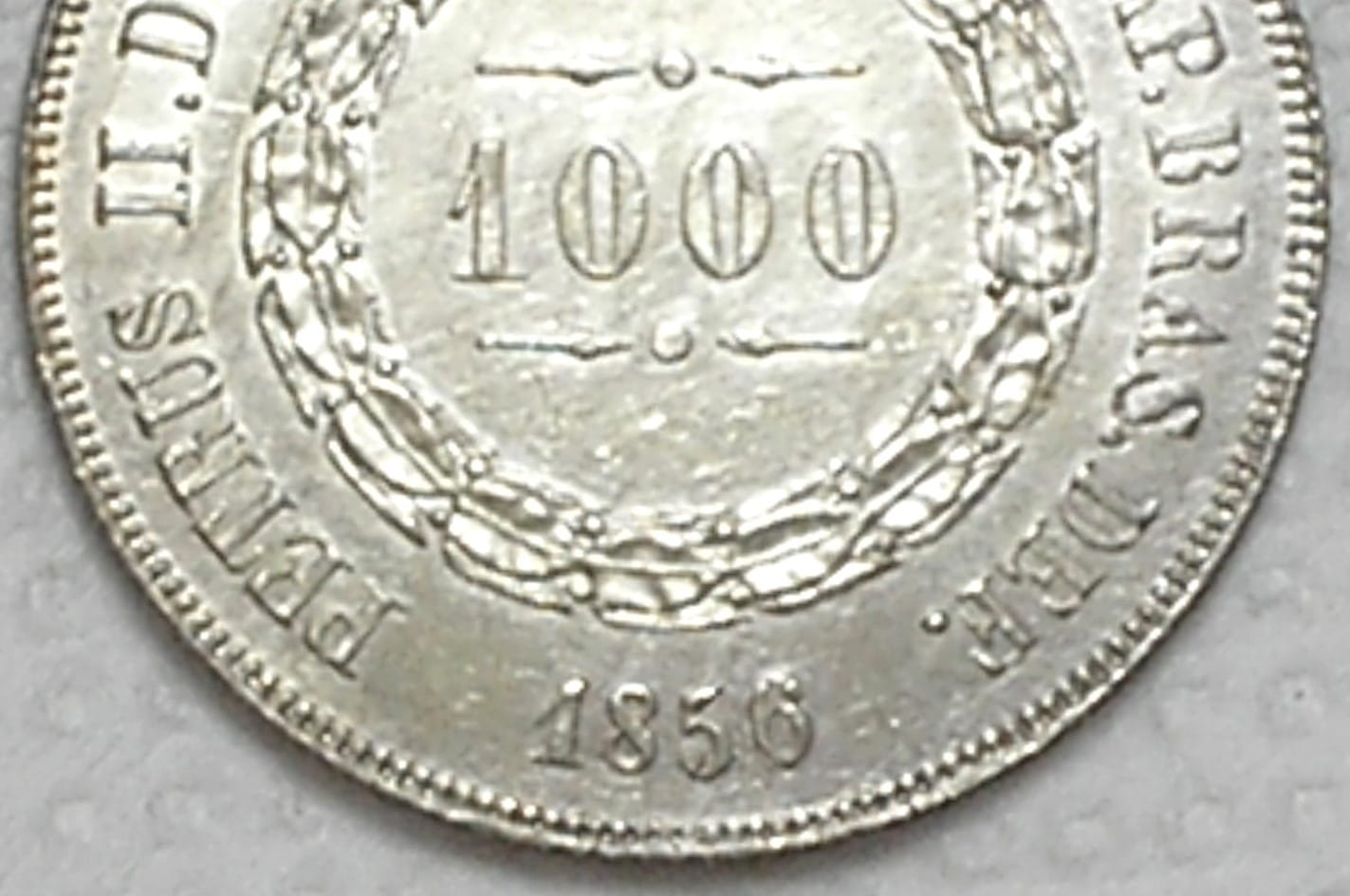| Casa do Colecionador 1.000 Réis - 1856 / Ponto Entre Zeros / Data, 6 Emendado e fechado / Império / Sob/Flor / Prata / Cod.Alb