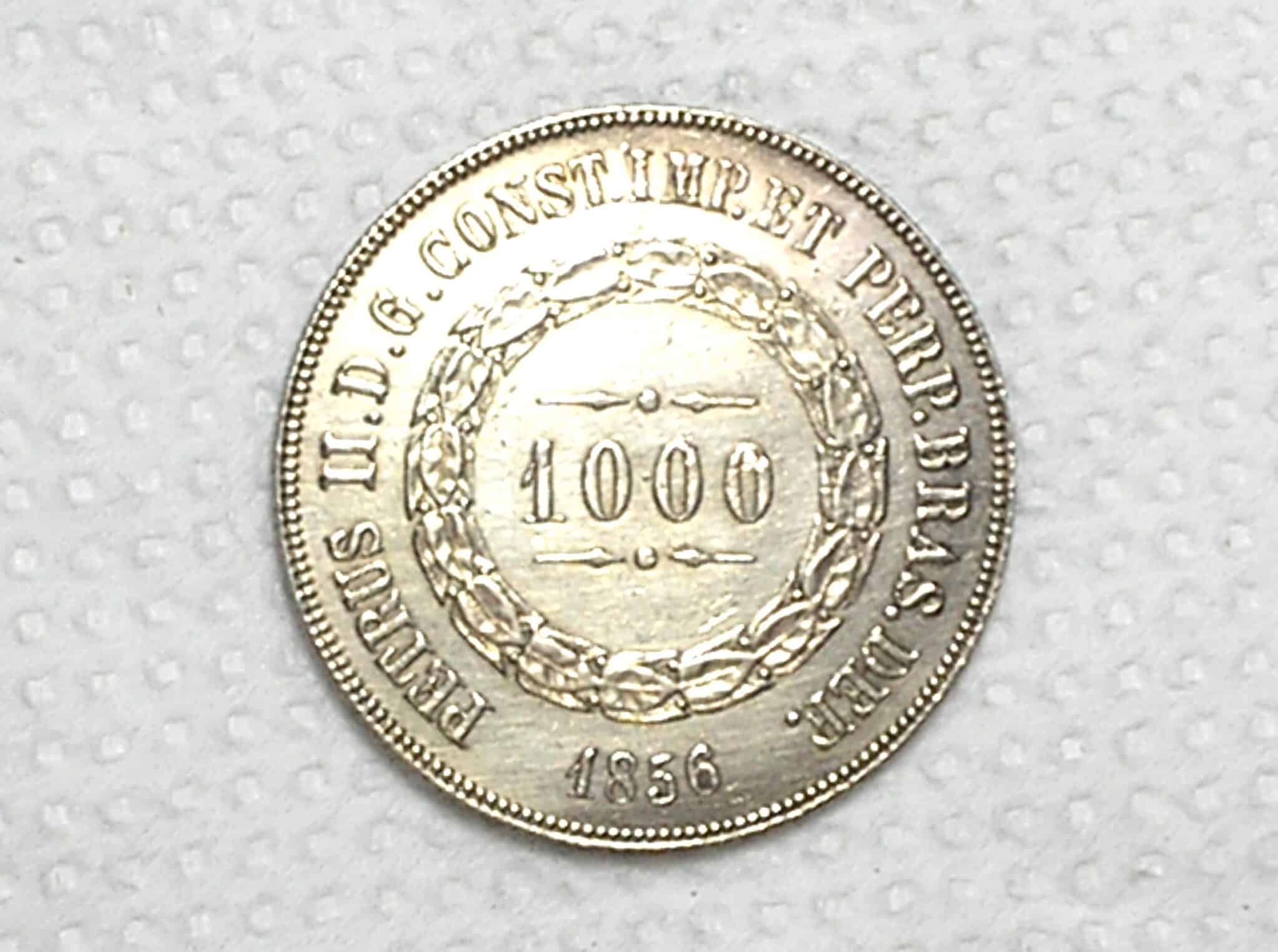 | Casa do Colecionador 1.000 Réis - 1856 / Ponto Entre Zeros / Data, 6 Não Emendado e deslocado pra cima / Império / Sob/Flor / Prata / Cod.Alb