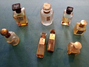 LOTE 8 VIDROS ANTIGOS DE PERFUMES FRANCESES RAROS MINIATURAS. SÃO ELES FUTUR DE NOIR, SORTILEGE, TABAC DOR,