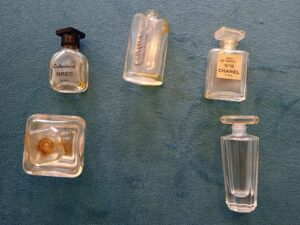 LOTE VIDROS PERFUMES ANTIGOS RAROS MINIATURA CHANEL 19 PARIS. CARTIER DECLARATION. PERFUME TRÉSSOR