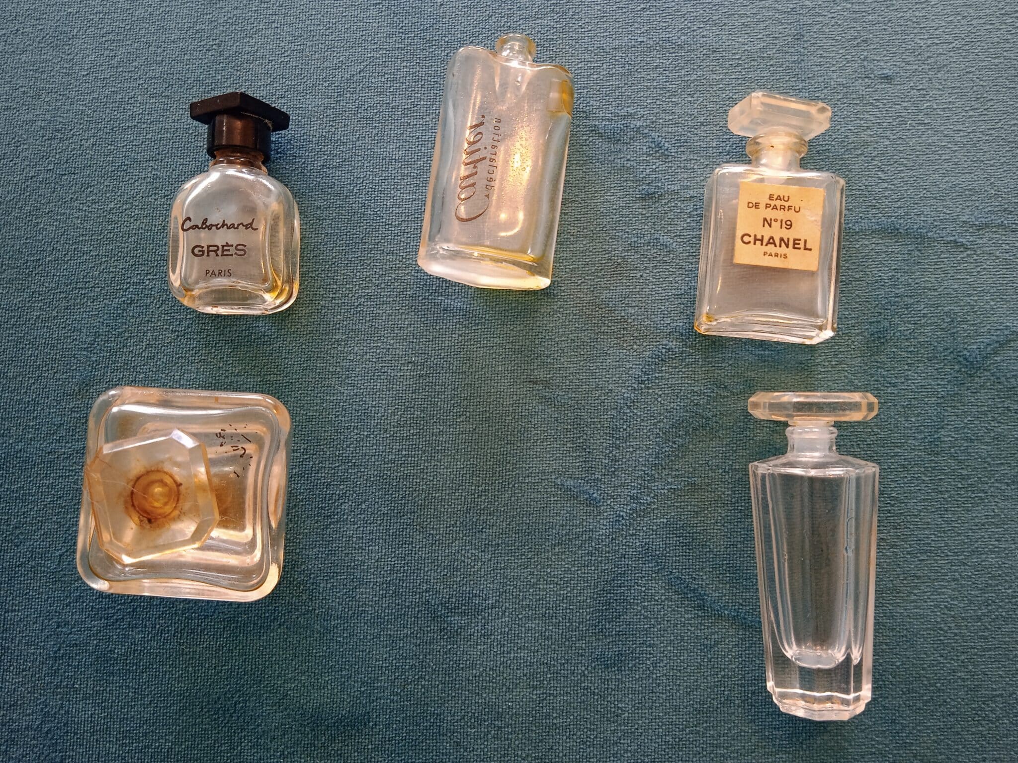 | Casa do Colecionador LOTE VIDROS PERFUMES ANTIGOS RAROS MINIATURA CHANEL 19 PARIS. CARTIER DECLARATION. PERFUME TRÉSSOR