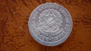 50 CENTAVOS ALUMINIO 1961 . CUNHO DESLOCADO VER FOTOS.
