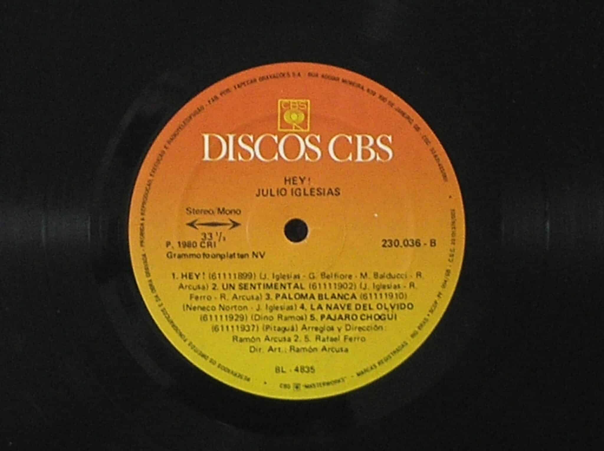 | Casa do Colecionador Álbum Vinil Disco " Julio Iglesias "- Hey / - Parada 1980 (Grandes Sucessos) / CBS / Em Excelente estado de conservação / Disco para coleção