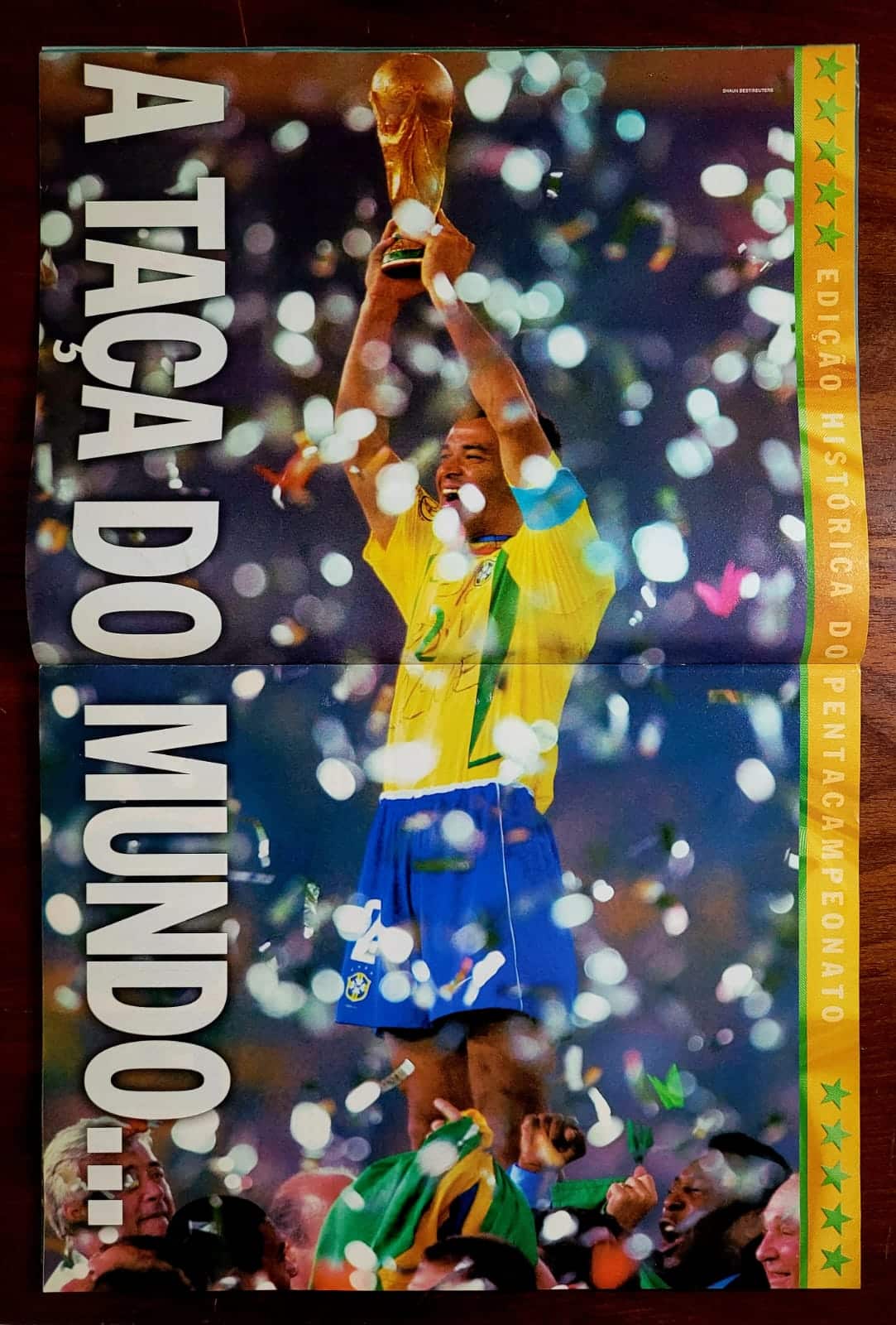 | Casa do Colecionador Revista Isto É - Edição Extra | Julho 2002 – PENTA! Brasil Campeão do Mundo + Pôster da Seleção