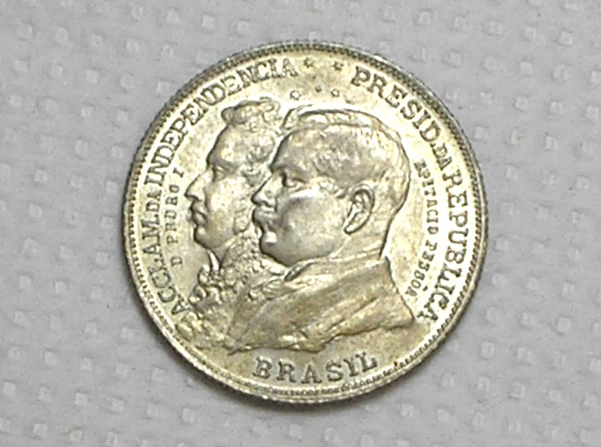 | Casa do Colecionador 2.000 Réis - 1922 / Prata .500 - Testada / Legenda: D Pedro I sem pontuação "Rara" e Republica A sem traço / Flor de Cunho / Cod.Alb.2