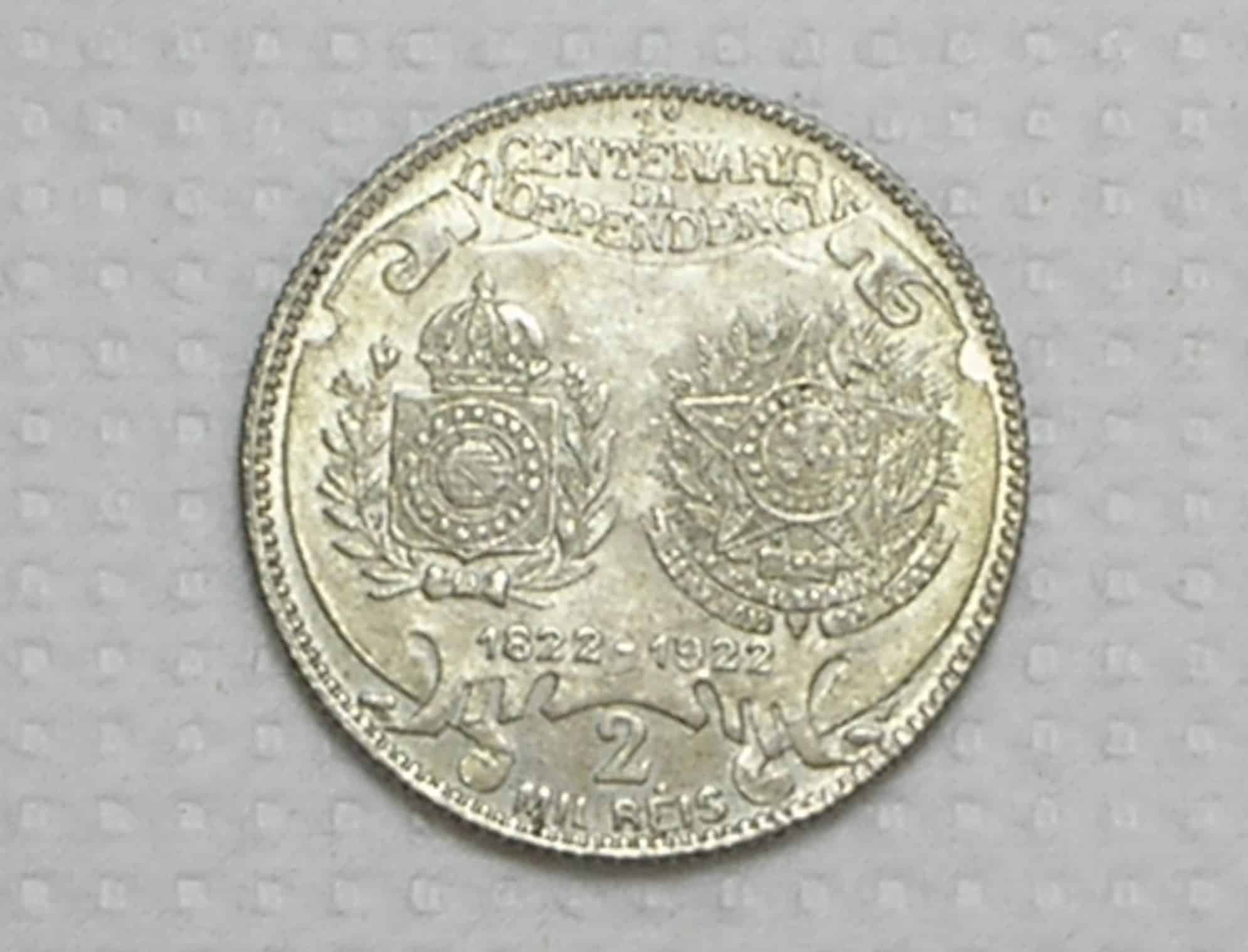 | Casa do Colecionador 2.000 Réis - 1922 / Prata .500 - Testada / Legenda: D Pedro I sem pontuação "Rara" e Republica A sem traço / Flor de Cunho / Cod.Alb.2 - Imagem 2