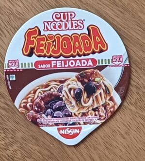 Embalagem lacre tampa. Alimentos Nissin Cup Noodles Feijoada.