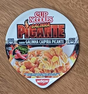 Embalagem lacre tampa. Alimentos Nissin Cup Noodles Galinha picante.