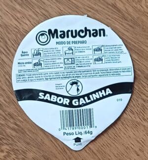 Embalagem tampa lacre. Alimentos Maruchan sabor galinha.