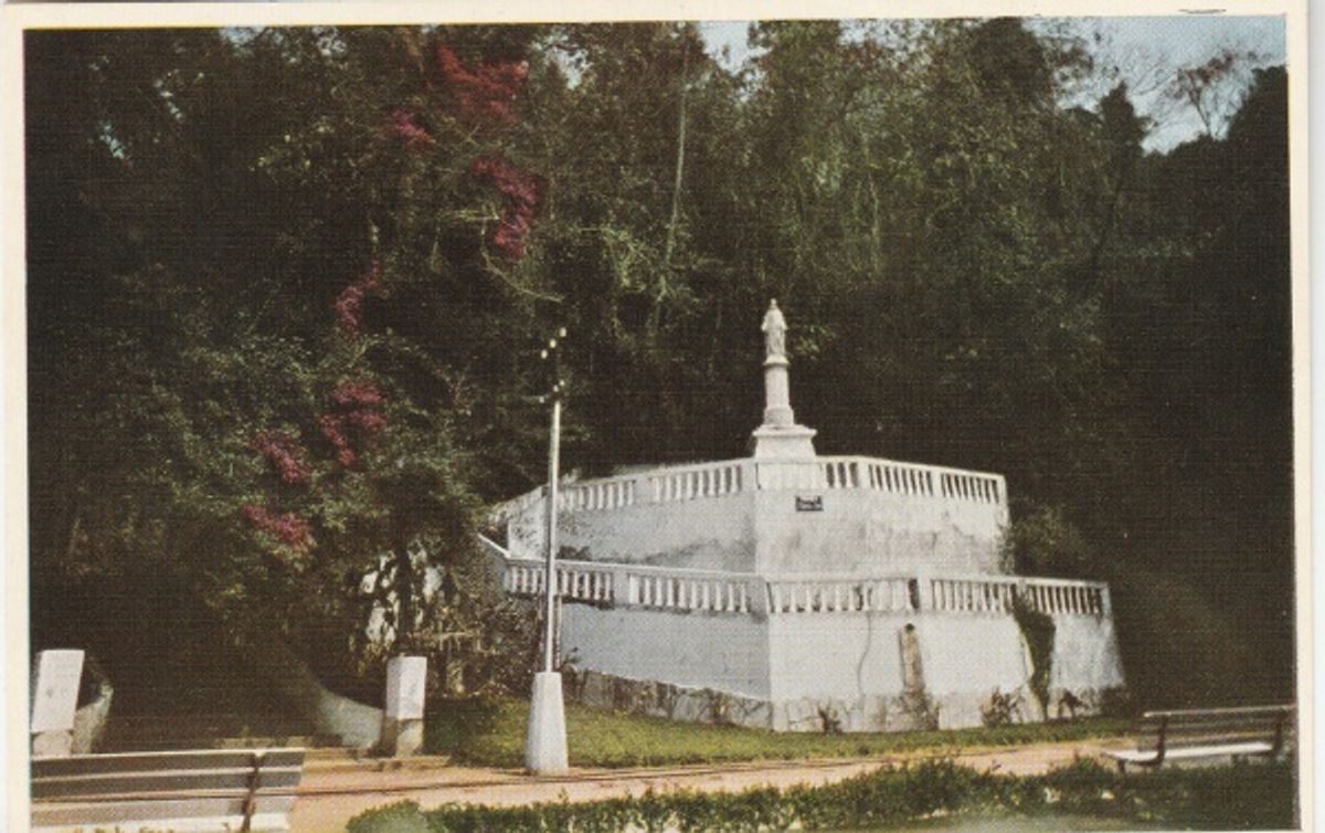 | Casa do Colecionador Cartão Postal - São Lourenço: a Imagem de Cristo Junto ao Bosque no Parque das Águas.