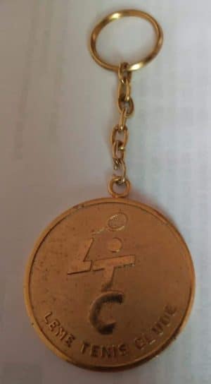 Chaveiro Metálico Dourado Leme Tenis Clube
