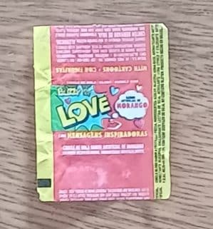 Embalagem Papel chiclete Buzzy Love morango.