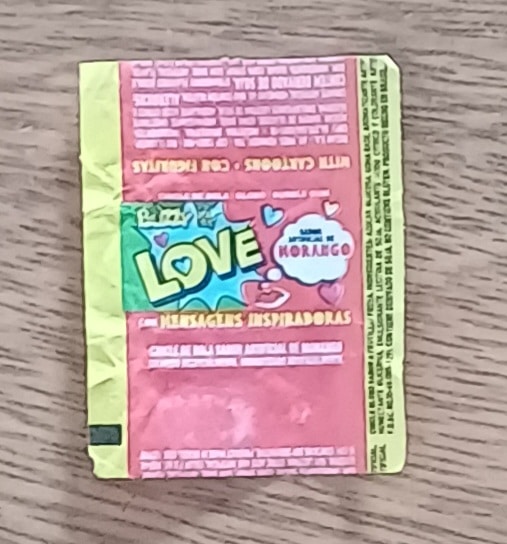 | Casa do Colecionador Embalagem Papel chiclete Buzzy Love morango.