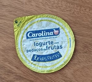 Embalagem tampa lacre. Alimentos Carolina iogurte com frutas.