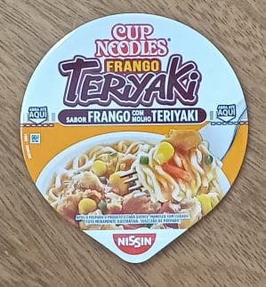 Embalagem tampa lacre. Alimentos Nissin Cup Noodles Frango Teriyaki.