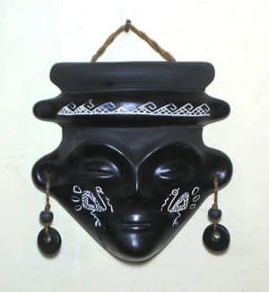- Mascara decorativa em forma de rosto com detalhes feito em ceramica - lindo enfeite para pendurar - pequenos bicados mas ainda com lindo visual