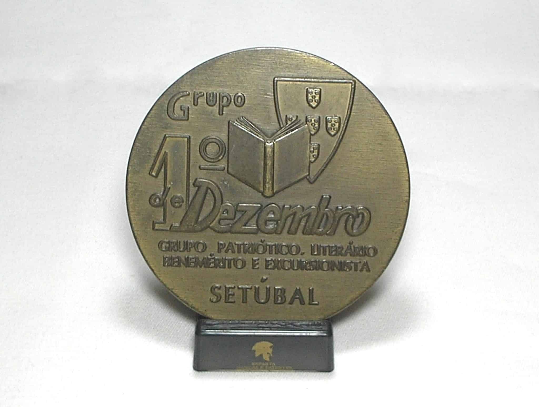 | Casa do Colecionador Medalha 50º Aniversário Grupo Patriotico, Literário e excursionista Setubal - 1º Dezembro 1933/ 1983 / Metal Bronzeado / Lisboa-Portugal / 69mm Diam. / Peso 155 Grs. / 4mm Borda / Flor de Cunho / m210