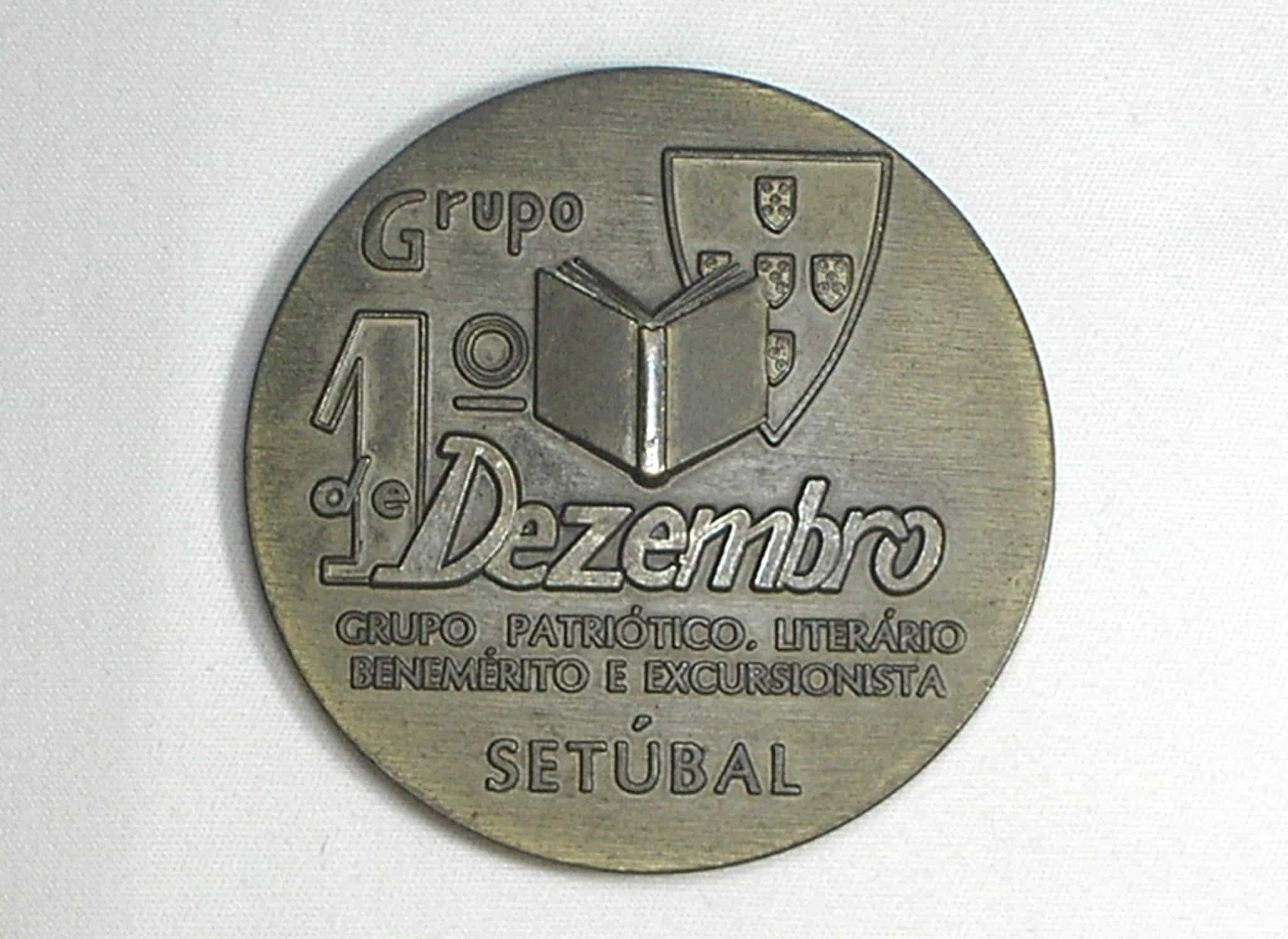 | Casa do Colecionador Medalha 50º Aniversário Grupo Patriotico, Literário e excursionista Setubal - 1º Dezembro 1933/ 1983 / Metal Bronzeado / Lisboa-Portugal / 69mm Diam. / Peso 155 Grs. / 4mm Borda / Flor de Cunho / m210