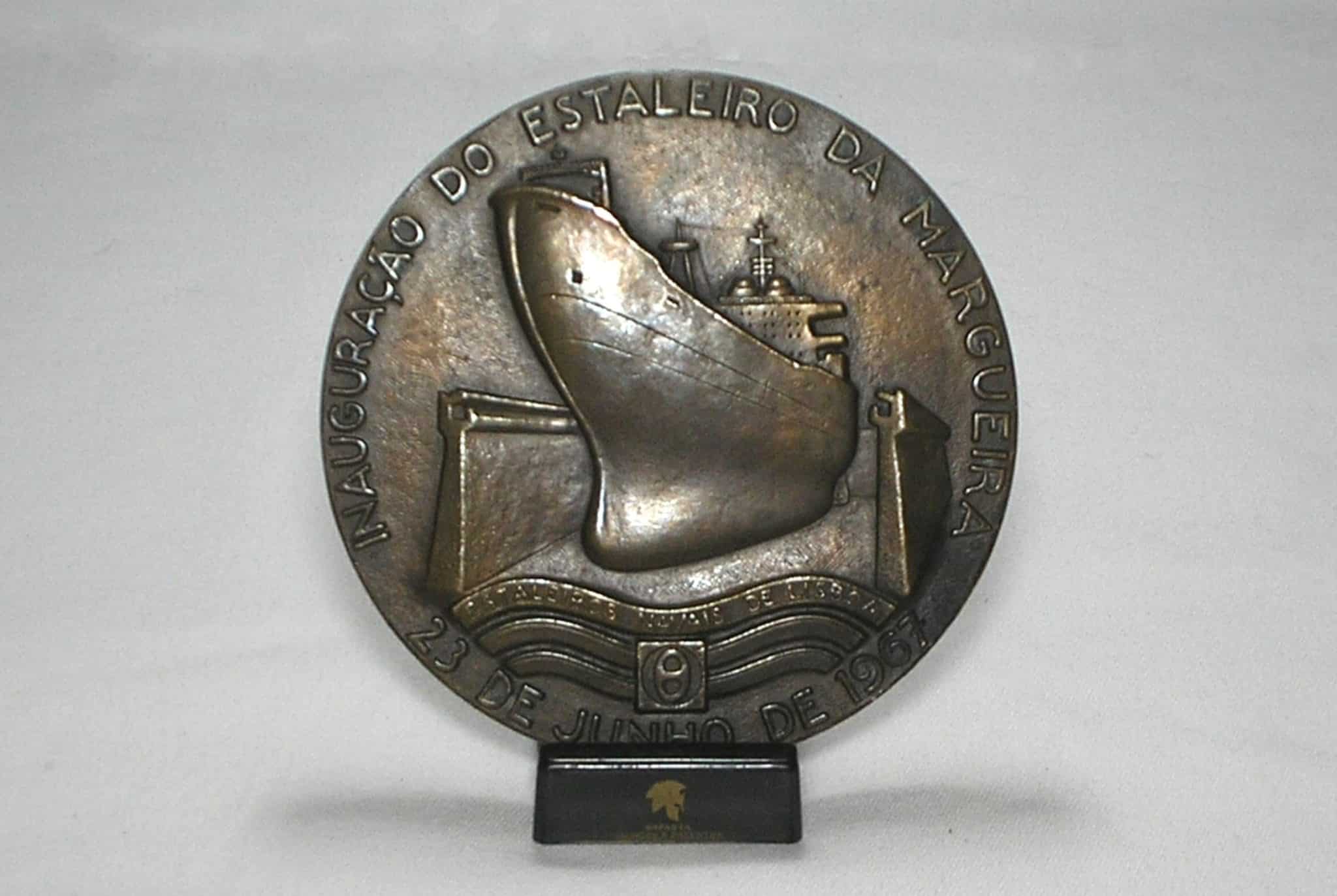 | Casa do Colecionador Medalha Inauguração do Estaleiro da Marqueira - Estaleiros Navais de Lisboa - 23 de Junho de 1967 / Metal Bronzeado / 90mm Diam. / Peso 336 Grs. / 5mm Borda / Flor de Cunho / m210