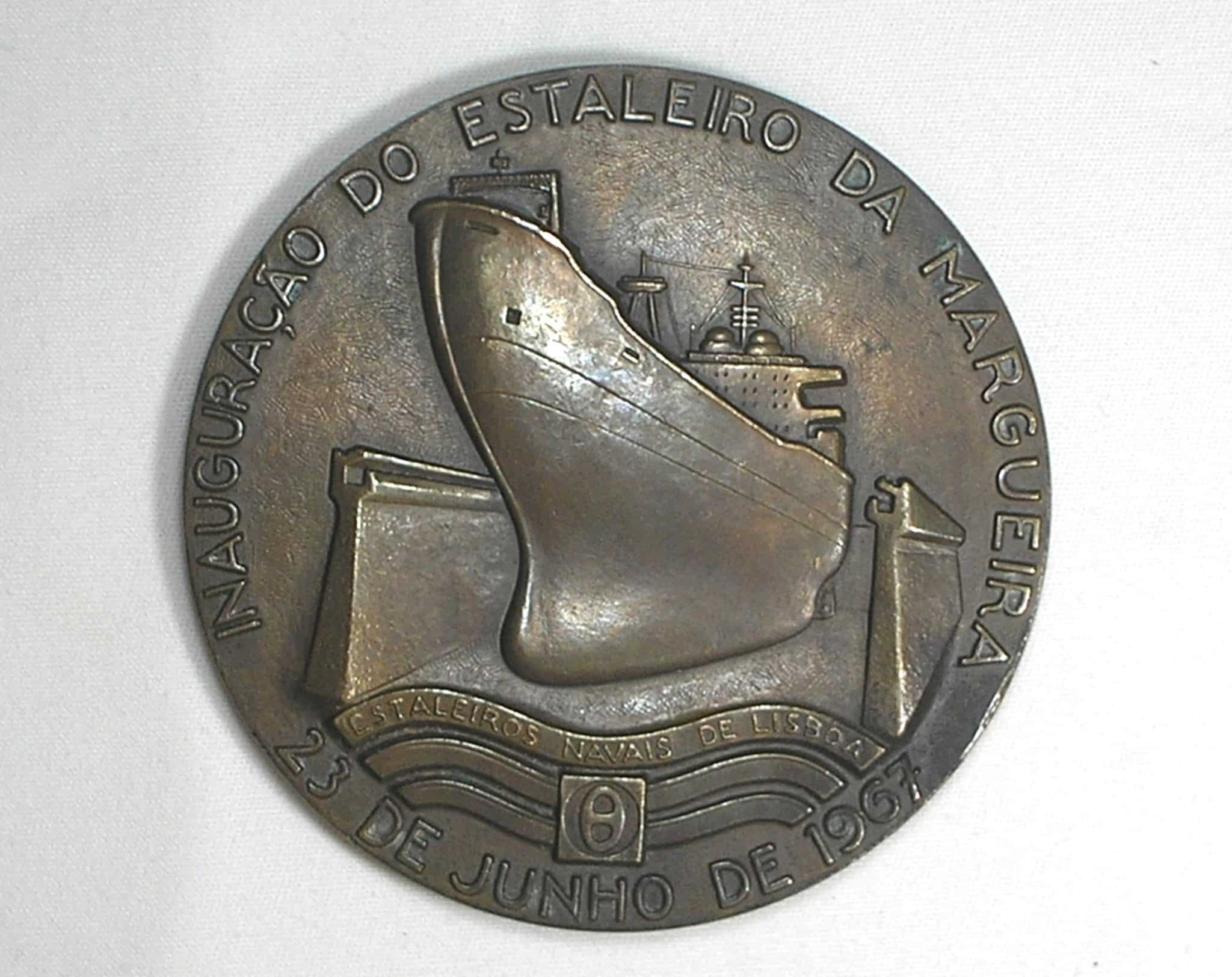 | Casa do Colecionador Medalha Inauguração do Estaleiro da Marqueira - Estaleiros Navais de Lisboa - 23 de Junho de 1967 / Metal Bronzeado / 90mm Diam. / Peso 336 Grs. / 5mm Borda / Flor de Cunho / m210
