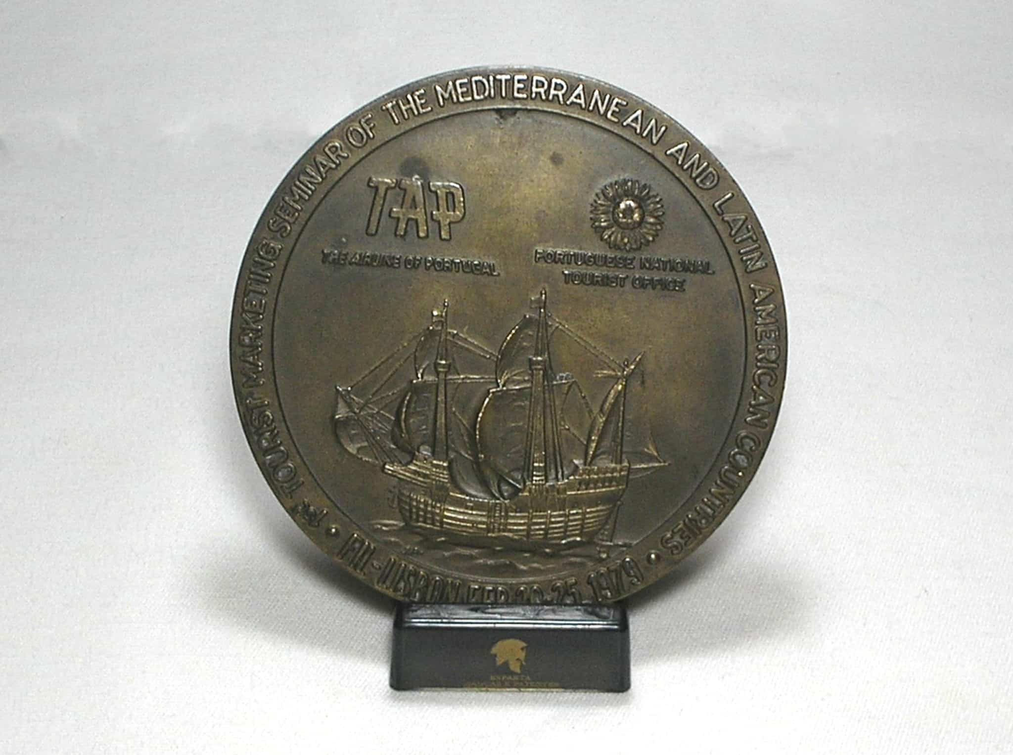 | Casa do Colecionador Medalha Tourist Marketing Seminar of the Mediterranean and Latin american Countries - Lisbon Feb. 20-25-1979 / Metal Bronzeado / 79mm Diam. / Peso 182 Grs. / 5mm Borda / Flor de Cunho / m210