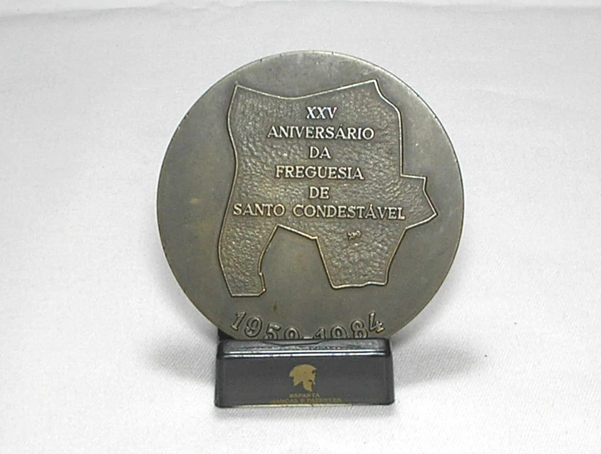 | Casa do Colecionador Medalha XXV Aniversário da Freguesia de Santo Condestável - 1959-1984 - Metal Bronzeado / 59mm Diametro / 70 Gramas / 2mm borda / Flor de Cunho / m210