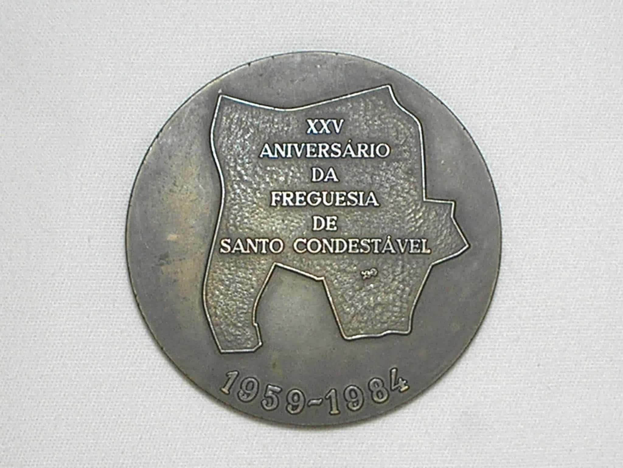 | Casa do Colecionador Medalha XXV Aniversário da Freguesia de Santo Condestável - 1959-1984 - Metal Bronzeado / 59mm Diametro / 70 Gramas / 2mm borda / Flor de Cunho / m210