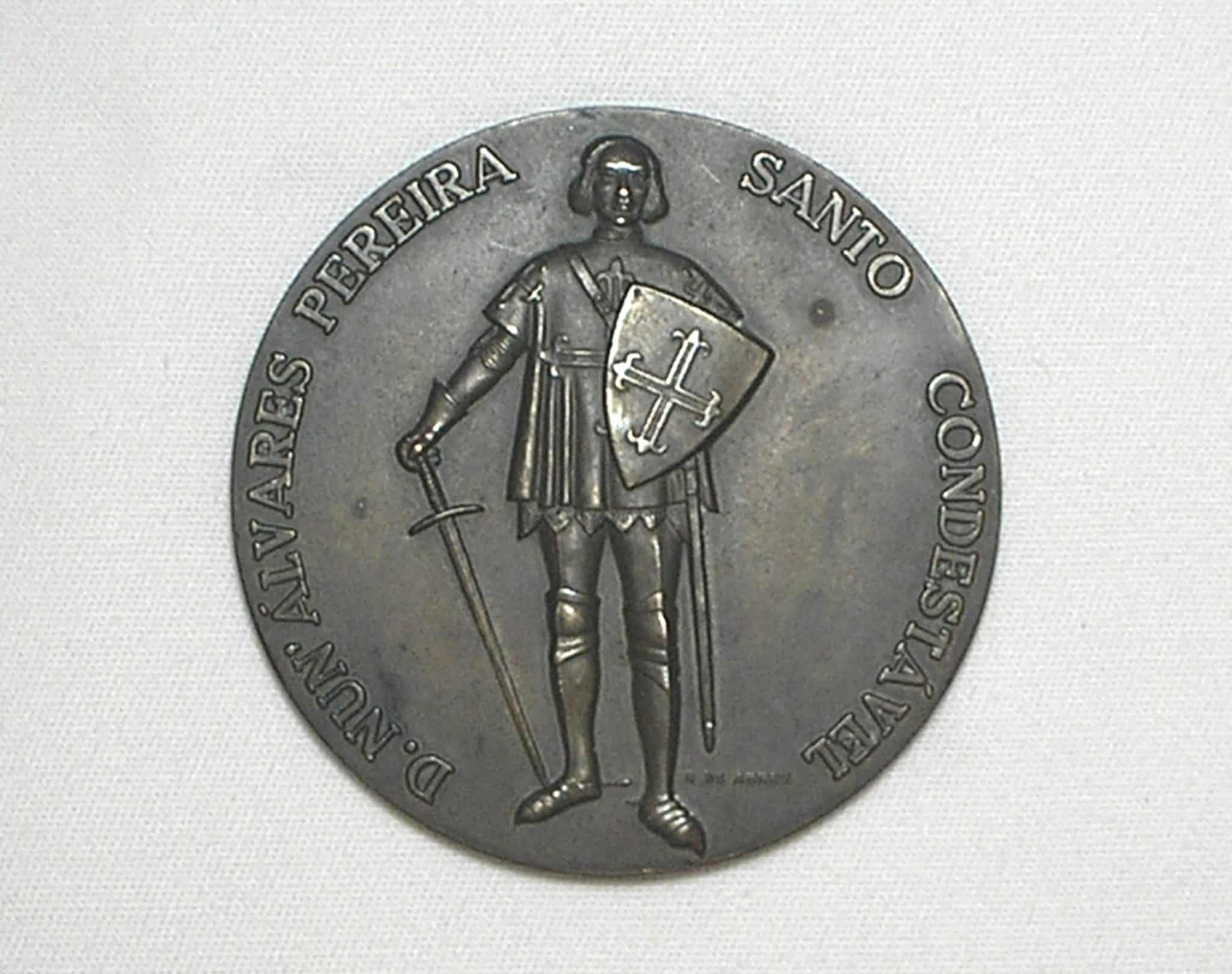 | Casa do Colecionador Medalha XXV Aniversário da Freguesia de Santo Condestável - 1959-1984 - Metal Bronzeado / 59mm Diametro / 70 Gramas / 2mm borda / Flor de Cunho / m210