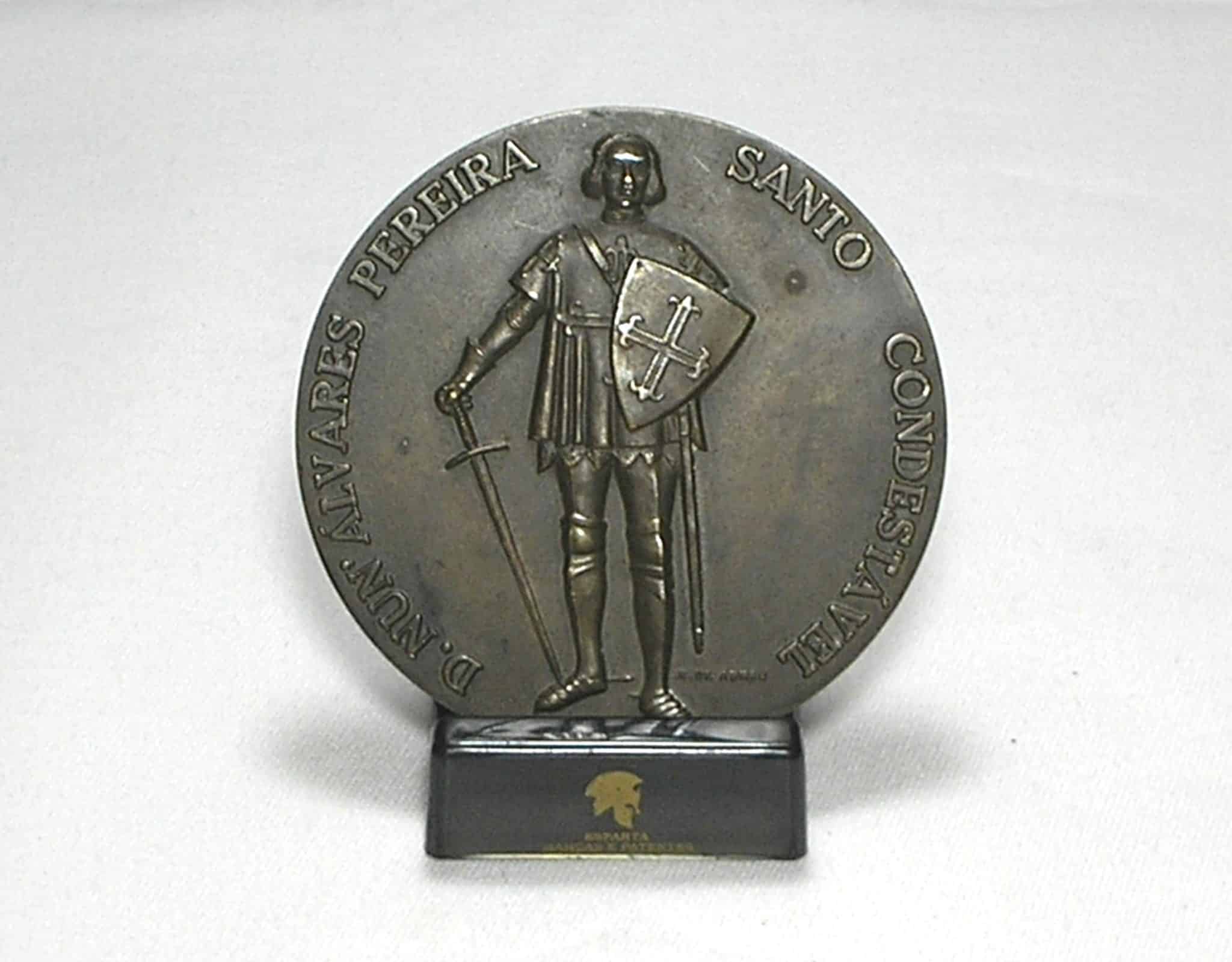 | Casa do Colecionador Medalha XXV Aniversário da Freguesia de Santo Condestável - 1959-1984 - Metal Bronzeado / 59mm Diametro / 70 Gramas / 2mm borda / Flor de Cunho / m210