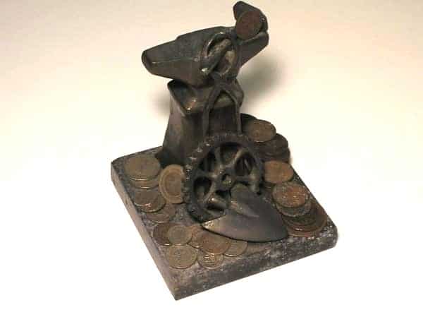 | Casa do Colecionador Encontrar no estoque - Bela Escultura Representando fundição de metal ferros ou Cunhos com 30 Moedas de Bronze e Niquel / base mármore /