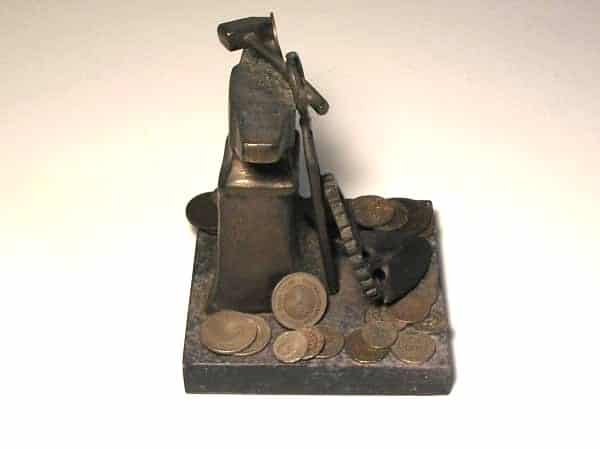| Casa do Colecionador Encontrar no estoque - Bela Escultura Representando fundição de metal ferros ou Cunhos com 30 Moedas de Bronze e Niquel / base mármore /
