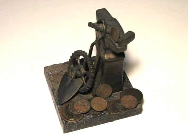 | Casa do Colecionador Encontrar no estoque - Bela Escultura Representando fundição de metal ferros ou Cunhos com 30 Moedas de Bronze e Niquel / base mármore /