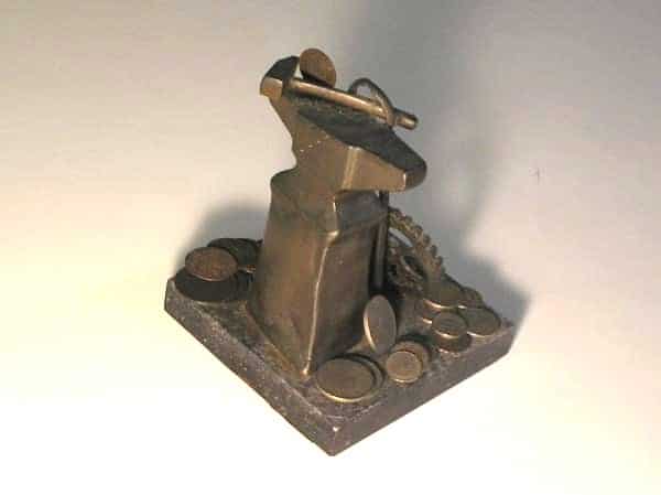 | Casa do Colecionador Encontrar no estoque - Bela Escultura Representando fundição de metal ferros ou Cunhos com 30 Moedas de Bronze e Niquel / base mármore /