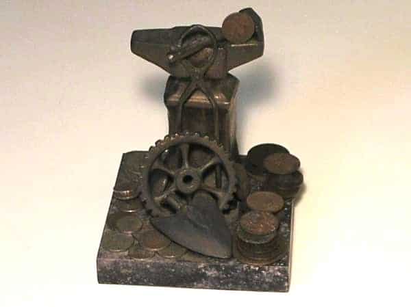 | Casa do Colecionador Encontrar no estoque - Bela Escultura Representando fundição de metal ferros ou Cunhos com 30 Moedas de Bronze e Niquel / base mármore /