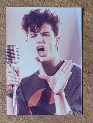 Cartão tipo postal Jordan Knight New kids on the block. Microfone e mão.