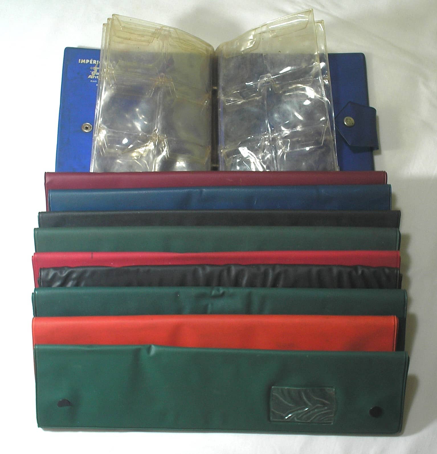 | Casa do Colecionador 9 Cartelas e 1 Mini àlbum para moedas, usadas mas em muito bom estado podendo reusar novamente.