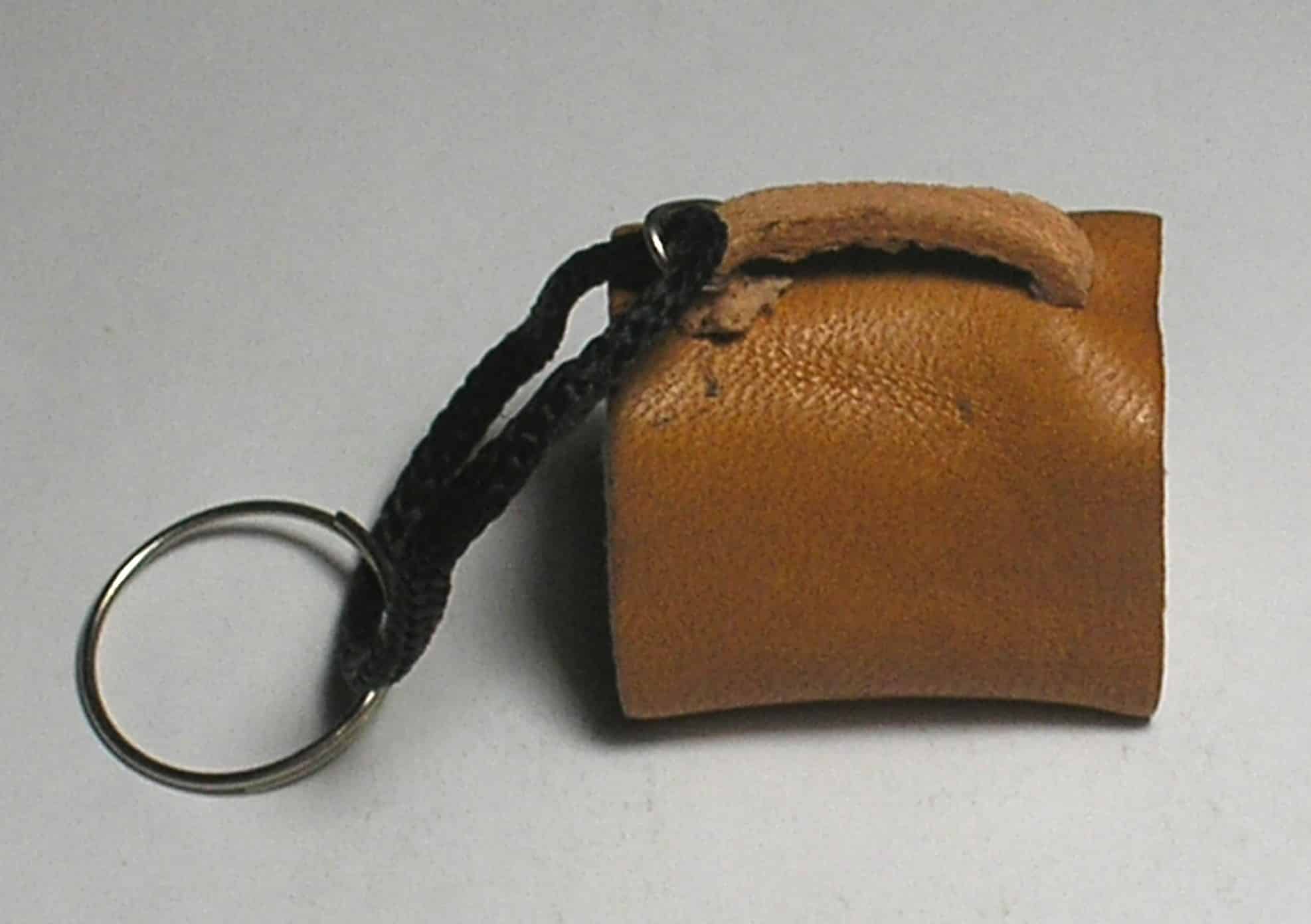 | Casa do Colecionador Chaveiro Bolsa feito exclusivamente com legítimo couro cru- linda peça pra coleção de chaveiros. ( Para os copocleifilista. )