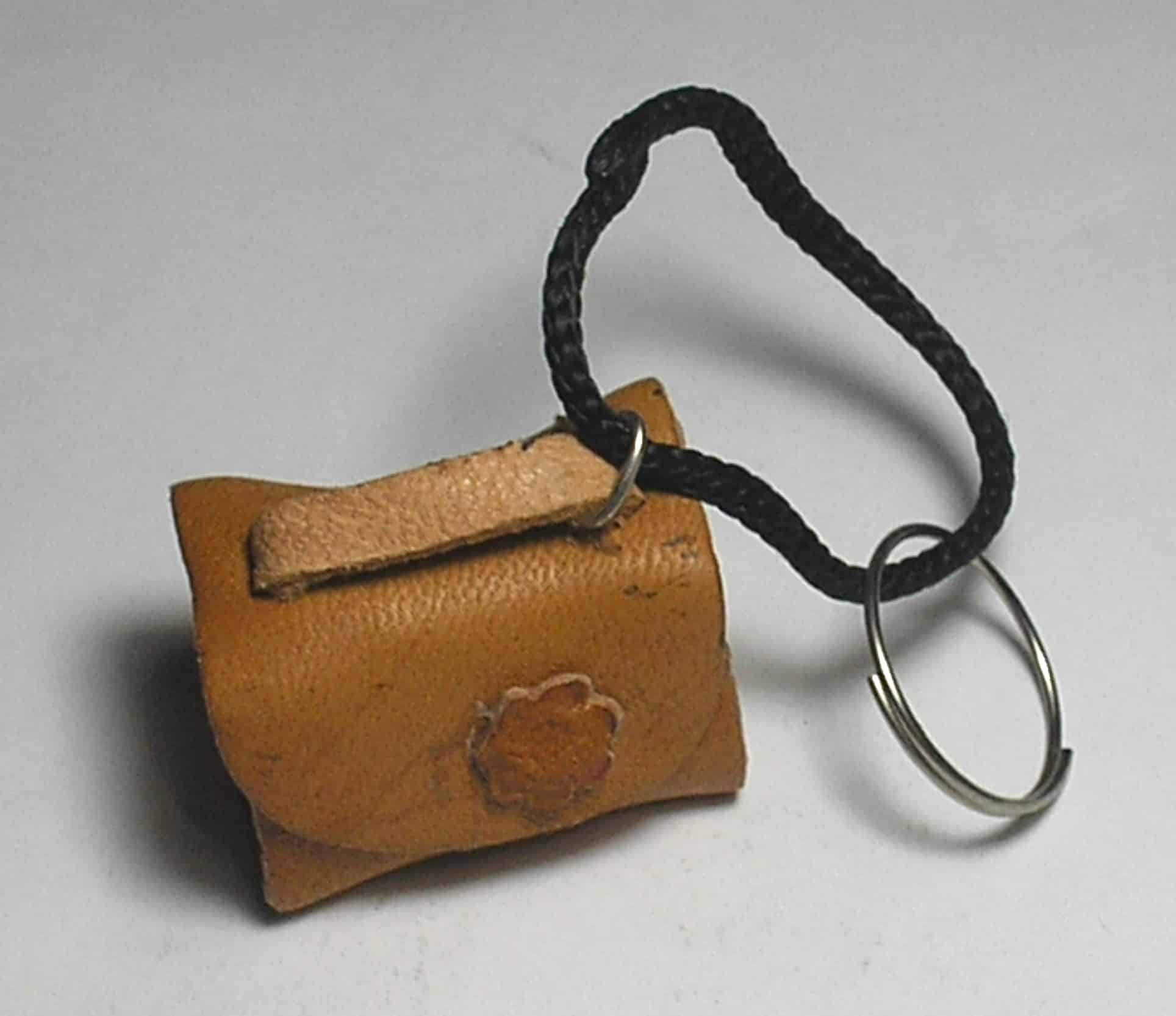 | Casa do Colecionador Chaveiro Bolsa feito exclusivamente com legítimo couro cru- linda peça pra coleção de chaveiros. ( Para os copocleifilista. )